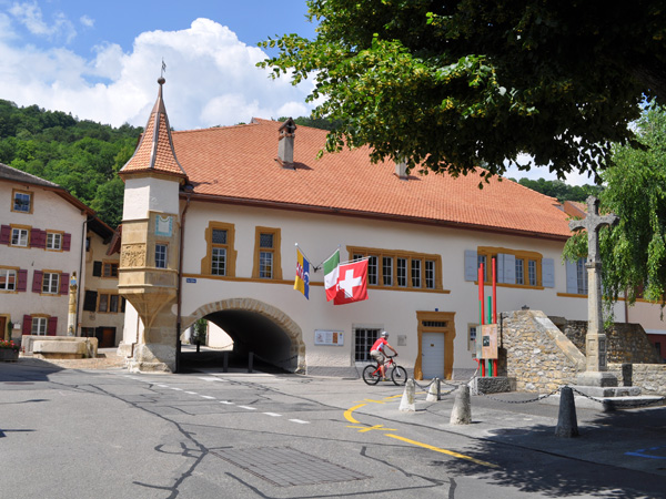 Le village viticole de Cressier, entre le lac de Neuchâtel et le lac de Bienne (région des Trois-Lacs), 4 juin 2011.