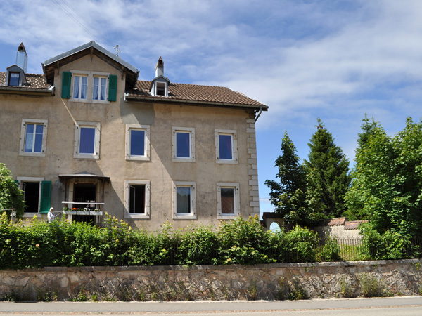 L'Auberson, Jura vaudois, 25 juin 2011. Le village de Michel Bühler et du Musée Baud.