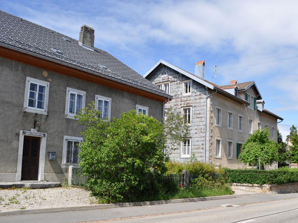 L'Auberson, Jura vaudois, 25 juin 2011. Le village de Michel Bühler et du Musée Baud.