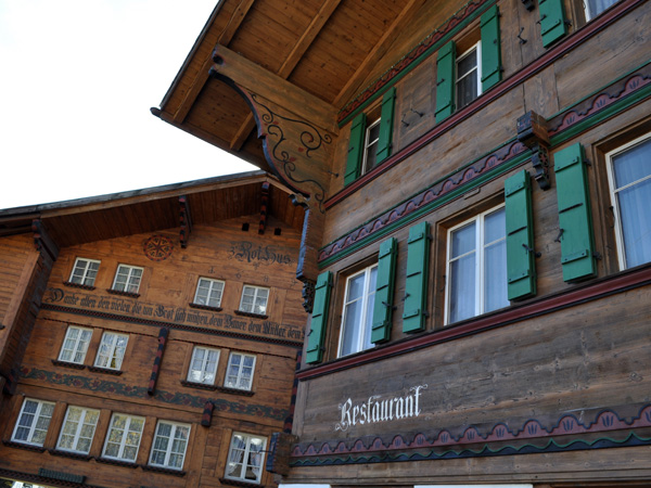 Saanen, chef-lieu du Saanenland (Gessenay), octobre 2011. La station de Gstaad fait partie de la commune de Saanen.