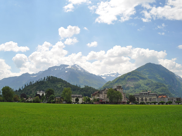 Interlaken, au coeur de l'Oberland bernois, entre les lacs de Thoune et de Brienz, mai 2012.