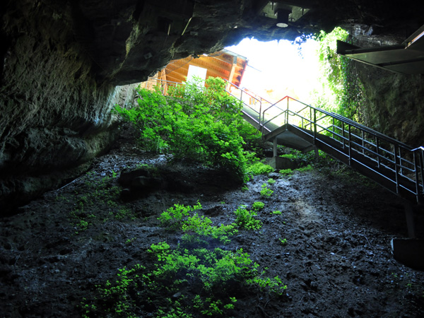 A la découverte de Saint-Léonard et de son lac souterrain, Valais central, juin 2012.