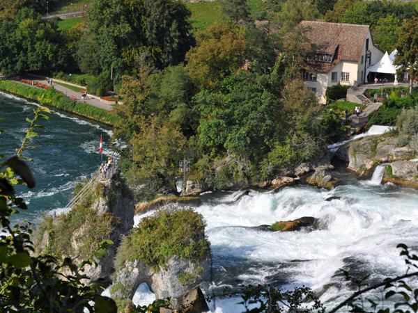 Rheinfall, Northern Switzerland, September 2012. Chutes du Rhin, septembre 2012.