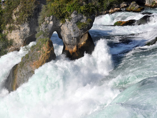 Rheinfall, Northern Switzerland, September 2012. Chutes du Rhin, septembre 2012.