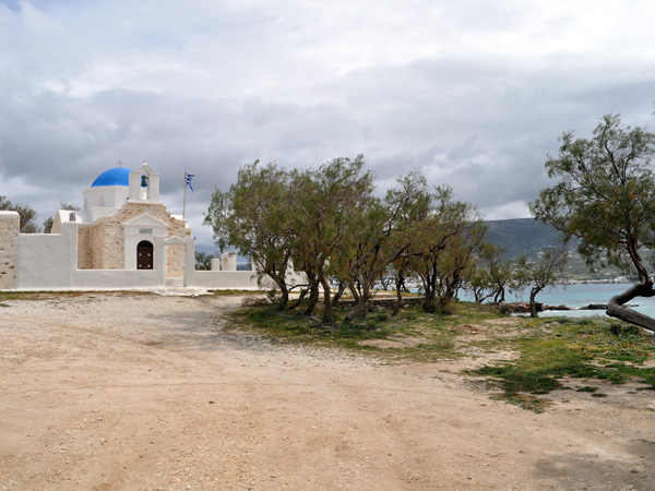 Paros, Cyclades, avril 2013. Eglise Aghios Fokas, tout au bout de la baie de Krios, face à Parikia.
