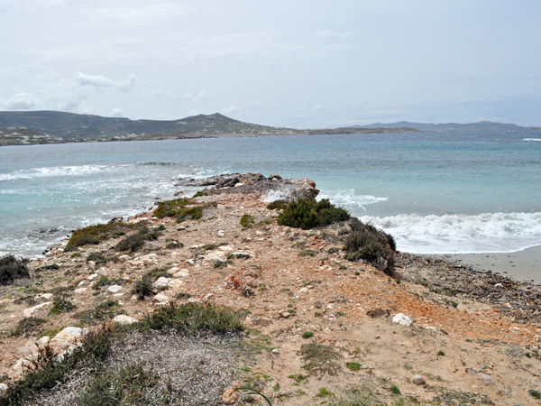 Paros, Cyclades, avril 2013. Au cap Aghios Fokas, tout au bout de la baie de Krios, face à Parikia.