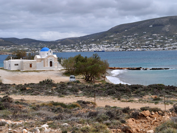 Paros, Cyclades, avril 2013. Eglise Aghios Fokas, tout au bout de la baie de Krios, face à Parikia.