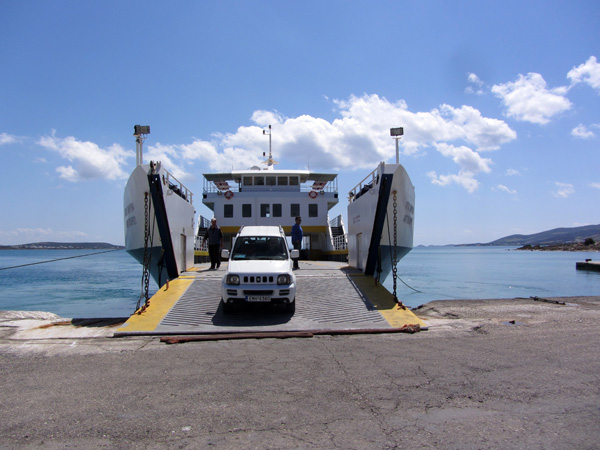Débarquement du petit ferry reliant Paros et Antiparos, Cyclades, avril 2013.