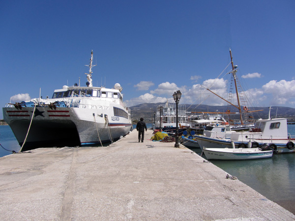 Port d'Antiparos, l'île soeur de Paros, avril 2013.