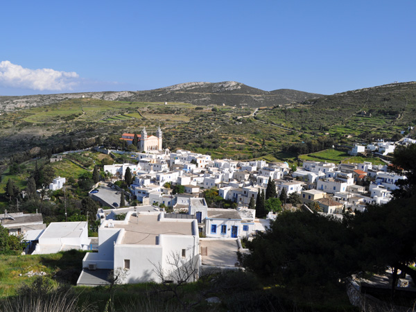 Vue sur le pittoresque village de Lefkes, Paros, avril 2013.
