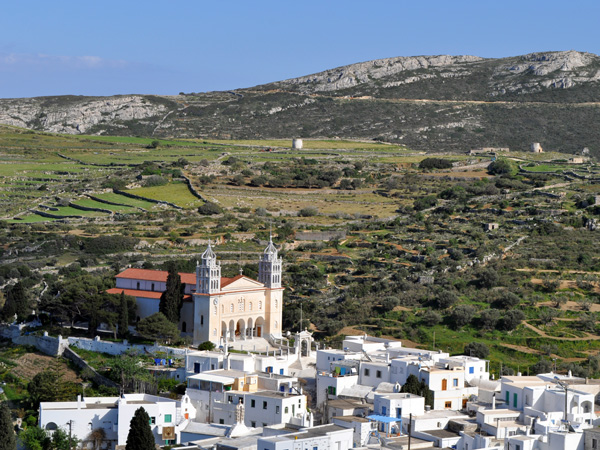 Vue sur le pittoresque village de Lefkes, Paros, avril 2013.