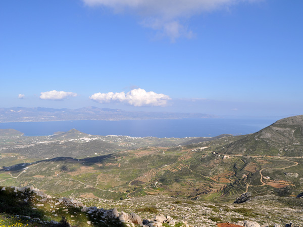 Paysage de Paros depuis le mont Aghii Pantes, point culminant de Paros (771m), avril 2013. Avec Naxos à l'arrière-plan.