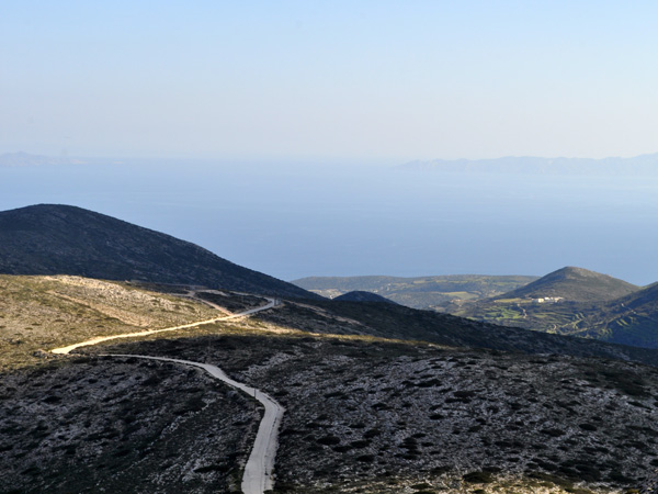 Paysage de Paros depuis le mont Aghii Pantes, point culminant de Paros (771m), avril 2013.