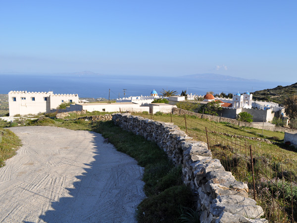 Le monastère d'Aghii Theodori, sur la route non asphaltée menant au mont Aghii Pantes depuis le sud de Paros, avril 2013.