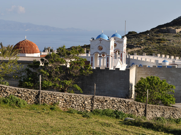 Le monastère d'Aghii Theodori, sur la route non asphaltée menant au mont Aghii Pantes depuis le sud de Paros, avril 2013.