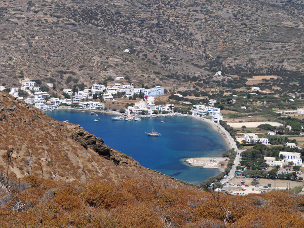 Vue sur Katapola depuis Minoa, Amorgos (Cyclades), août 2013.
