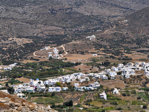 Vue sur Katapola depuis Minoa, Amorgos (Cyclades), août 2013.