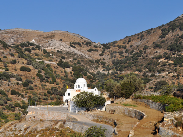 Combien y a-t-il d'églises en Grèce? 100 000? Un million? Davantage encore? Chapelles, églises, monastères à profusion, avec une richesse architecturale et  iconographique tout simplement incroyable...<br /><br />L'église orthodoxe est omniprésente dans tout le pays: certains Grecs construisent même leur petite chapelle privée sur leur propriété, juste à côté de leur maison!<br /><br />Naxos ne fait pas exception, où l'on trouve églises et chapelles jusqu'au sommet des montagnes...
