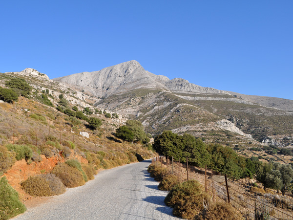 Naxos, août 2013. Vue sur le mont Zas, point culminant des Cyclades (1001 m).