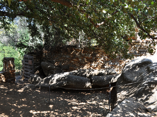 Naxos, août 2013. Site archéologique de Melanes/Flerio, près de Kourounohori, sur la route Chora-Kinidharos. Kouros inachevés, ancien sanctuaire, source, jardins sauvages, carrières, ancien aqueduc...