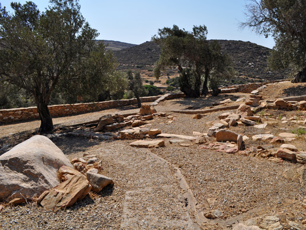 Naxos, août 2013. Site archéologique de Melanes/Flerio, près de Kourounohori, sur la route Chora-Kinidharos. Kouros inachevés, ancien sanctuaire, source, jardins sauvages, carrières, ancien aqueduc...