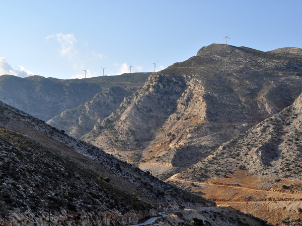 Moutsouna, au bas d'une route vertigineuse partant d'Apiranthos, dans les montagnes, est un tranquille village de pêcheurs où arrivait autrefois l'émeri des mines situées sur le flanc des hauts massifs de Naxos.<br /><br />C'est par ce village que passe l'unique route desservant la côte est de l'île et ses plages, jusqu'à Panormos, au sud-est de Naxos, où elle se termine en cul de sac.<br /><br />De Moutsouna et des hauteurs, on aperçoit au loin l'île de Donoussa, la plus isolée des Petites Cyclades, alors qu'au sud se devinent les autres Petites Cyclades et Amorgos.