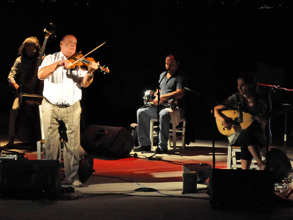 Paros, septembre 2013. Concert de musique traditionnelle dans le petit amphith&eacute;&acirc;tre de Monastiri Beach (p&eacute;ninsule de Dhetis), face &agrave; Naoussa.