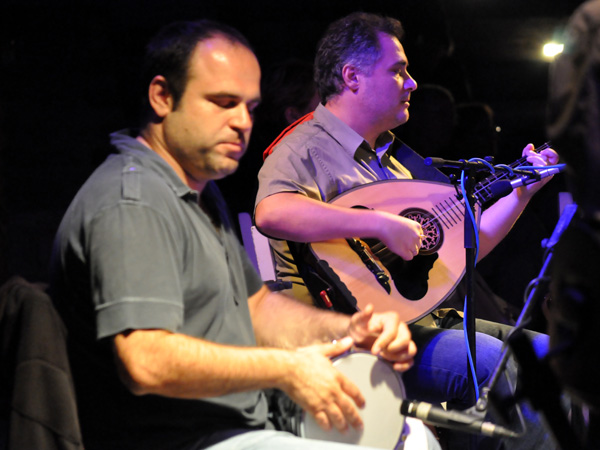 Paros, septembre 2013. Concert de musique traditionnelle dans le petit amphith&eacute;&acirc;tre de Monastiri Beach (p&eacute;ninsule de Dhetis), face &agrave; Naoussa.
