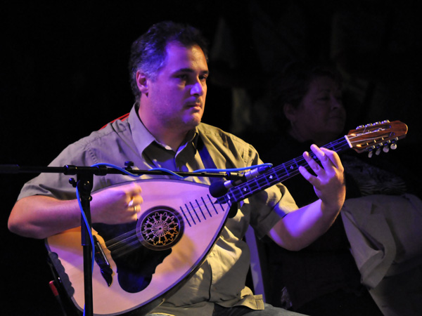 Paros, septembre 2013. Concert de musique traditionnelle dans le petit amphithéâtre de Monastiri Beach (péninsule de Dhetis), face à Naoussa.