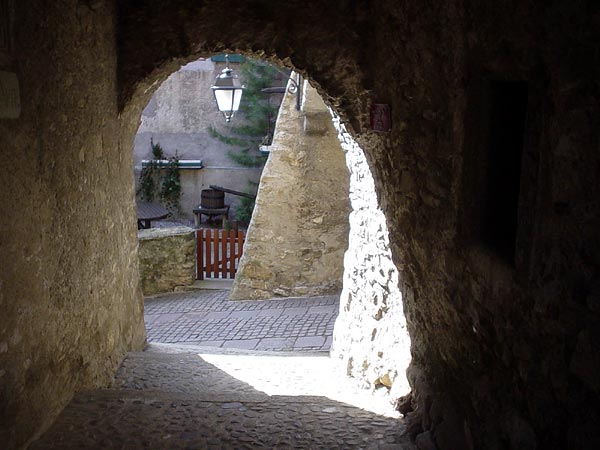 Dans les ruelles de St-Saphorin, en Lavaux.