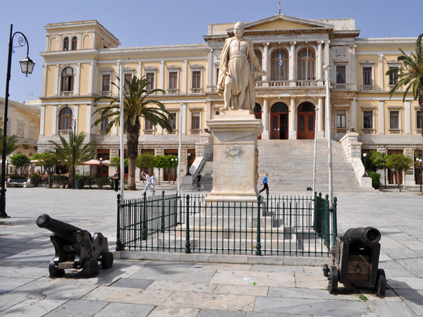 L'impressionnante Place Miaoulis à Ermoupoli, sur l'île de Syros, plaque tournante et capitale administrative des Cyclades, 2012.