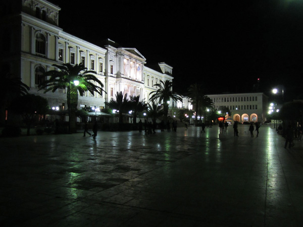 L'impressionnante Place Miaoulis à Ermoupoli, sur l'île de Syros, plaque tournante et capitale administrative des Cyclades, 2012.