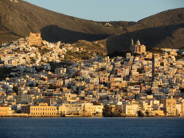 Ermoupoli, sur l'île de Syros, plaque tournante et capitale administrative des Cyclades, 2012.<p>C'est avec quelque 10000 habitants la plus grande ville des Cyclades, mais elle reste à taille humaine.<p>Hautement recommandée pour qui souhaite, au coeur de la douceur des îles, retrouver pour quelques jours une ambiance urbaine!