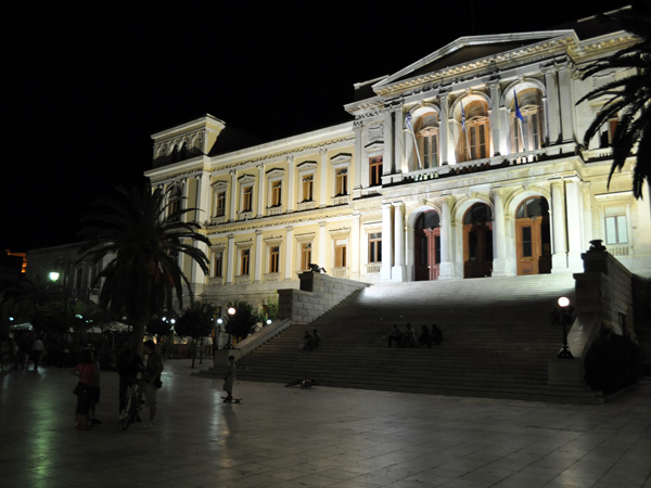 Place Miaoulis, Ermoupoli. Aspects de Syros, l'île plaque tournante et capitale administrative des Cyclades, 2010.