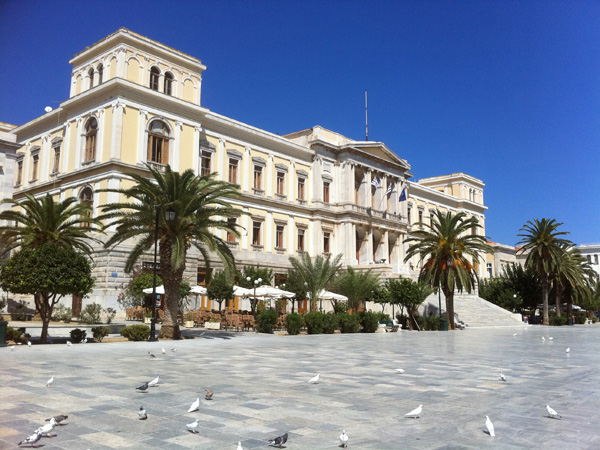 Place Miaoulis, Ermoupoli. Aspects de Syros, l'île plaque tournante et capitale administrative des Cyclades, 2010.