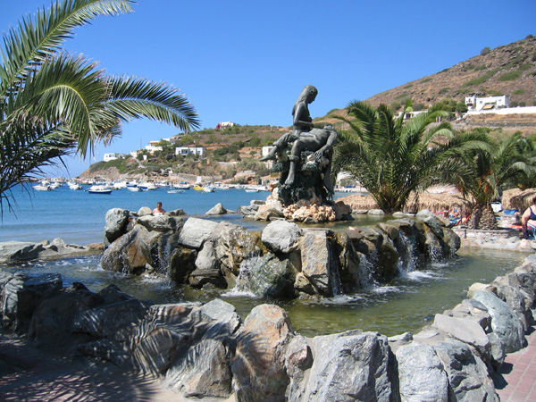 Aspects de Syros, l'île plaque tournante et capitale administrative des Cyclades, 2006.