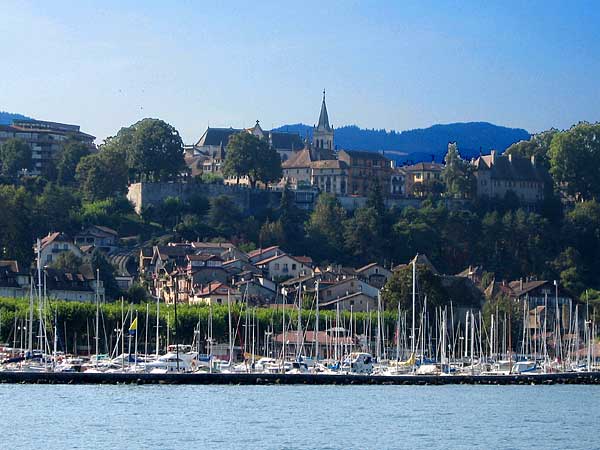 Le port et la ville de Thonon-les-Bains, en France, face à Morges.