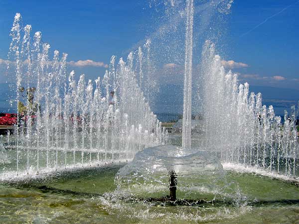 Jeux d'eau sur l'esplanade qui surplombe le port de Thonon-les-Bains, en France, face à Morges.
